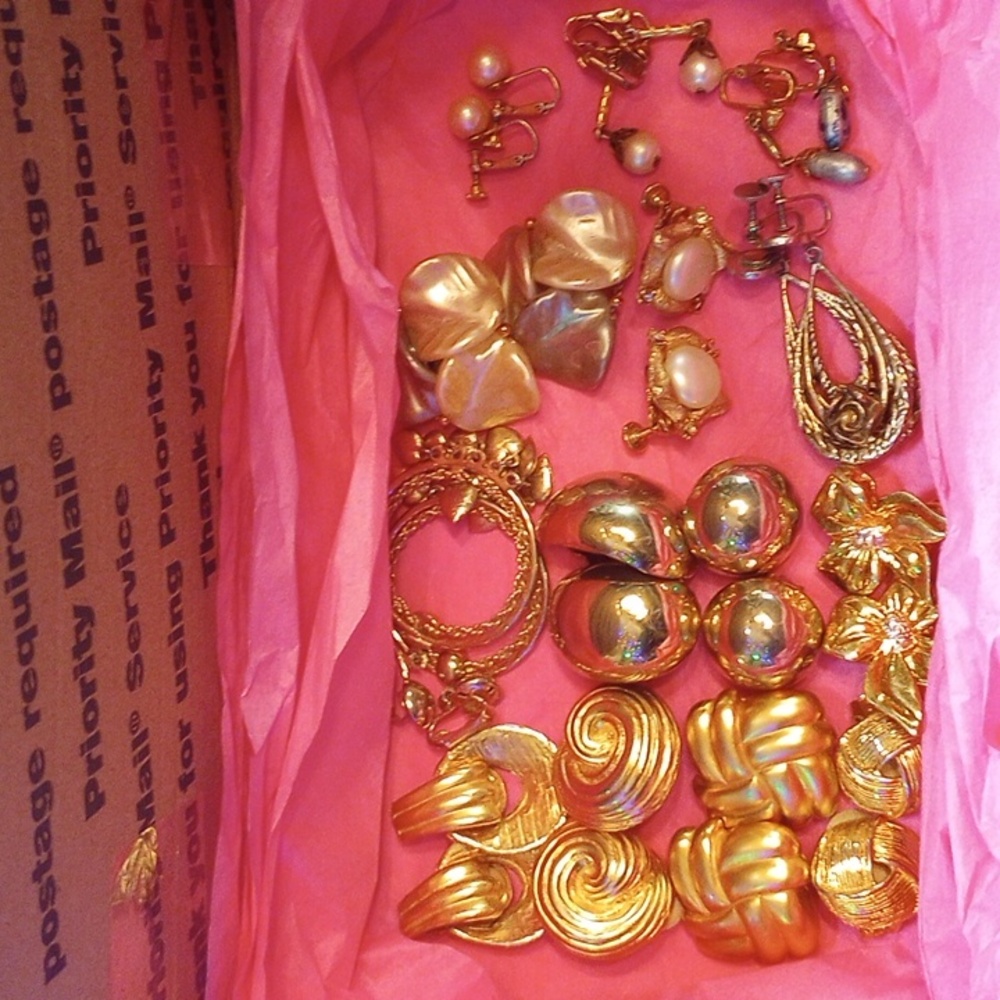 14 pairs of fashion clip on earring bundle-goltone